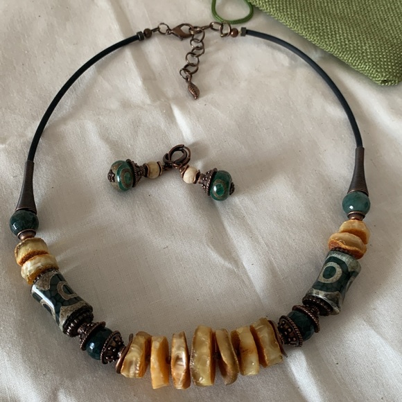 Raw natural Amber one-of-a-kind necklace and earrings set handmade - Picture 3 of 7